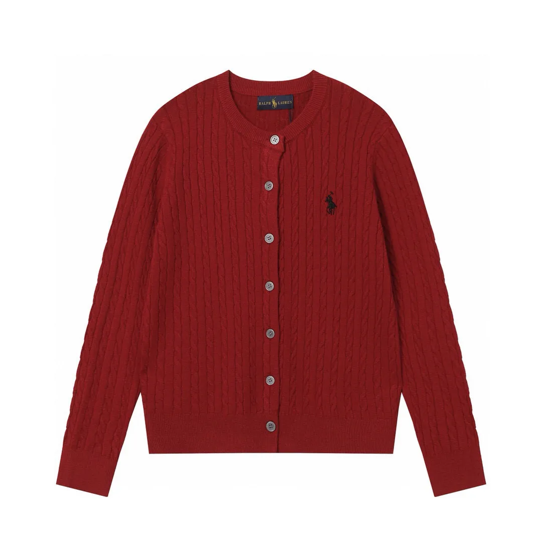 P166 Style No.: 602 -Ralph Lauren RL cardigan with classic war horse logo embroidery on the chest, long-sleeved sweater sweater jacket -The item is made of custom-dyed and custom-spun yarn, purchased from the original version. A full set of customized accessories. Details determine success or failure. Heavy new autumn and winter style. The weight of the item is as high as 800 grams. It is soft and delicate and does not tie the body. The upper body effect is very nice. Loose fit. Women's style. -Color: black, off-white, milk tea, light gray, dark gray. Navy blue red khaki red - Size: S / M / L S size 80-100 catties M size 100-120 catties Large size 120-135 catties